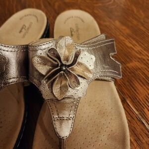 Clarks Collection Brynn Floral Sandals Tan Leather Gold Thong Women's Size 6.5 E